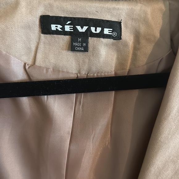 Medium tan Révue blazer with an adjustable belt. - Picture 3 of 6
